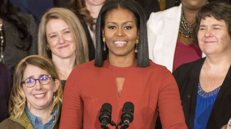 H Mισέλ Ομπάμα έδειξε το φυσικό μαλλί της και το διαδίκτυο χειροκροτά