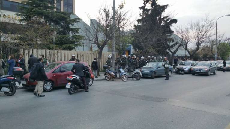 Ένταση με ΜΑΤ και φοιτητές στο Παν. Μακεδονίας (βίντεο)