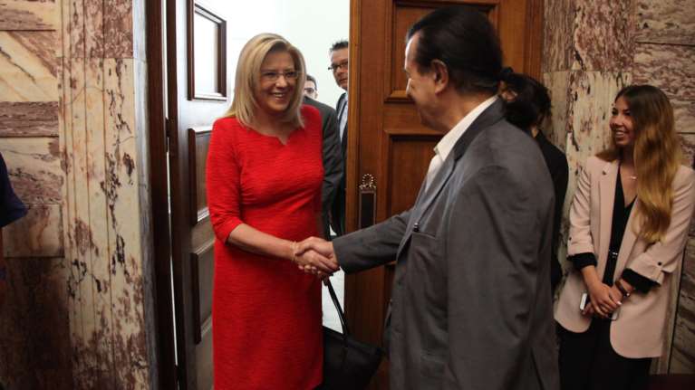 Βουλευτής του ΚΚΕ «έξυσε τις πληγές» της ρουμάνας επιτρόπου