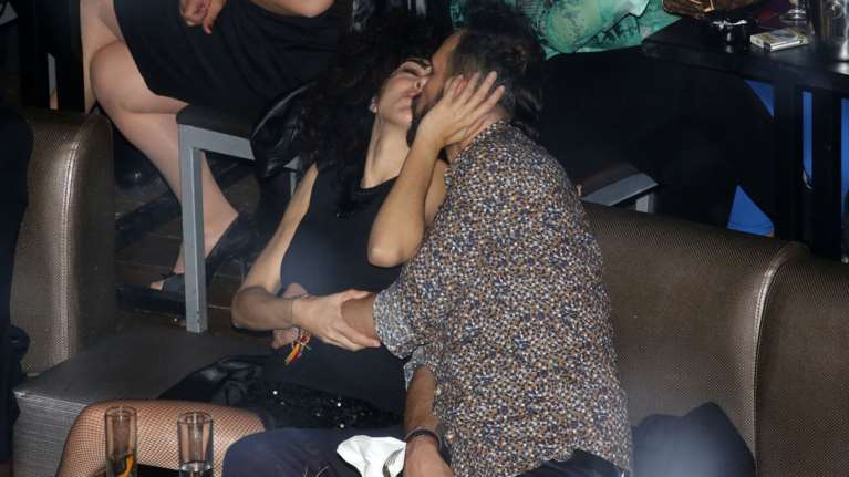 Σολωμού - Μουζουράκης: Παθιασμένα φιλιά και τρελός χορός σε νυχτερινή έξοδο
