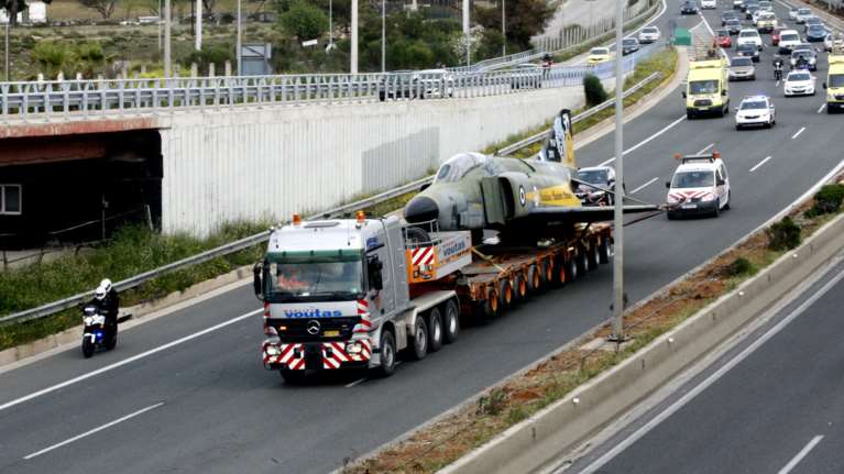 Πολεμικό αεροσκάφος στην... εθνική οδό Αθήνων-Λαμίας: Εντυπωσιακές εικόνες
