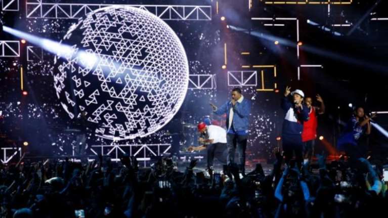 Ποιος γνωστός τραγουδιστής αποκάλυψε πως είναι γκέι;