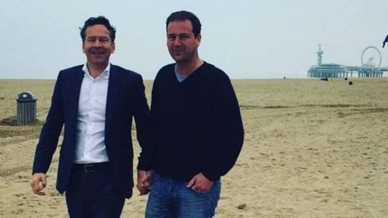 Γιατί ο Ντάισελμπλουμ βγήκε βόλτα χεράκι - χεράκι στην παραλία;