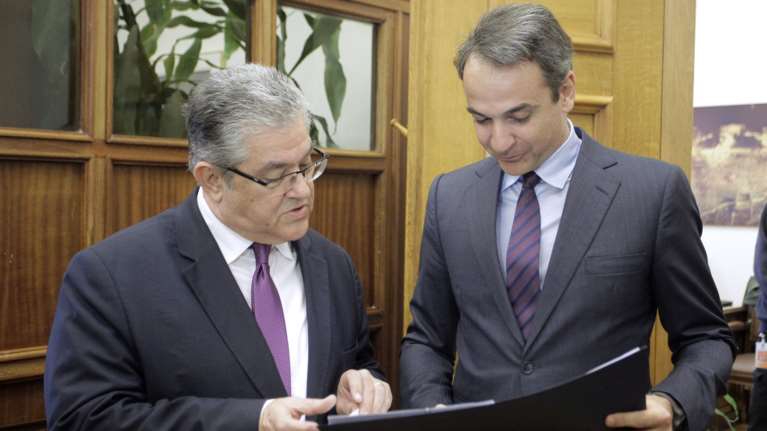 Το «ιστορικό» δώρο του Κυριάκου στον Δημήτρη Κουτσούμπα