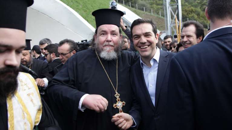 Ιερέας «τρολάρει» Τσίπρα: Θέλω μια φωτογραφία με έναν ακροαριστερό