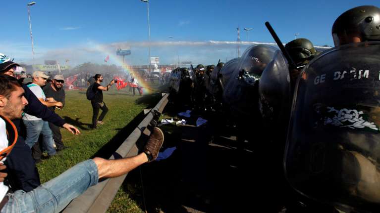 Αργεντινή: Ξύλο και χημικά σε διαδηλώσεις κατά της λιτότητας