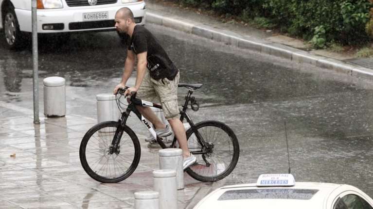 Και σήμερα άστατος ο καιρός με βροχές και πτώση θερμοκρασίας