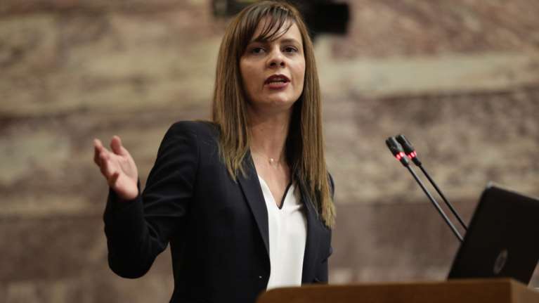 Πότε υπολογίζει η Αχτσιόγλου να κλείσει συνολική συμφωνία