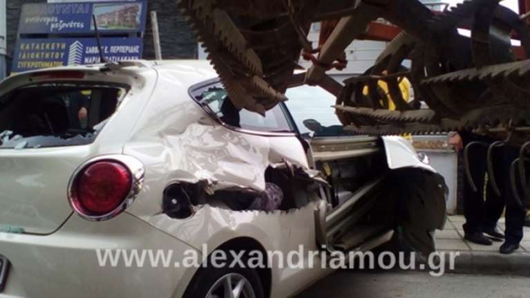 Τρακτέρ &quot;όργωσε&quot; αυτοκίνητα στο πέρασμά του στην Αλεξάνδρεια Ημαθίας