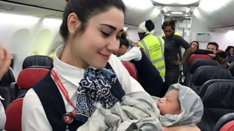 Γέννησε σε Boeing της Turkish Airlines στα 42 χιλιάδες πόδια!