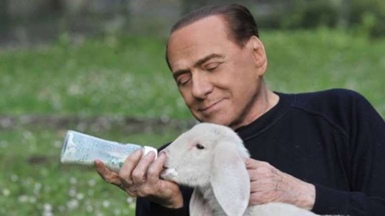 Ο Μπερλουσκόνι προσφέρει «άσυλο» σε αρνιά για να τα σώσει από το Πάσχα