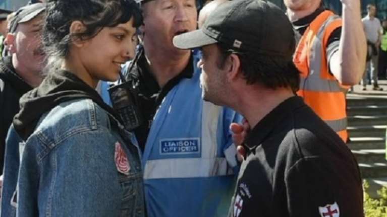 "Aφόπλισε" τον ακροδεξιό  χωρίς να του επιτεθεί- H εικόνα που έγινε viral