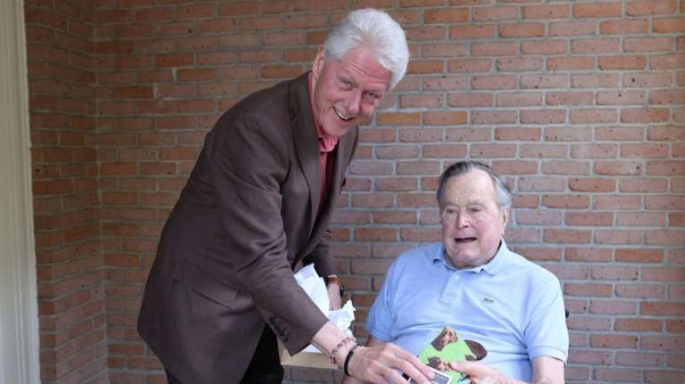 Η σοκαριστική εμφάνιση του πατέρα Μπους και η φωτό με Κλίντον