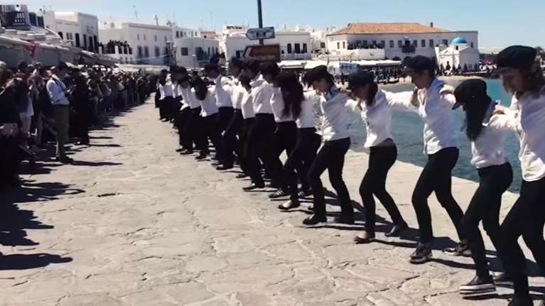 Το εντυπωσιακό χασάπικο με 400 χορευτές στη Μύκονo που γράφει ιστορία!