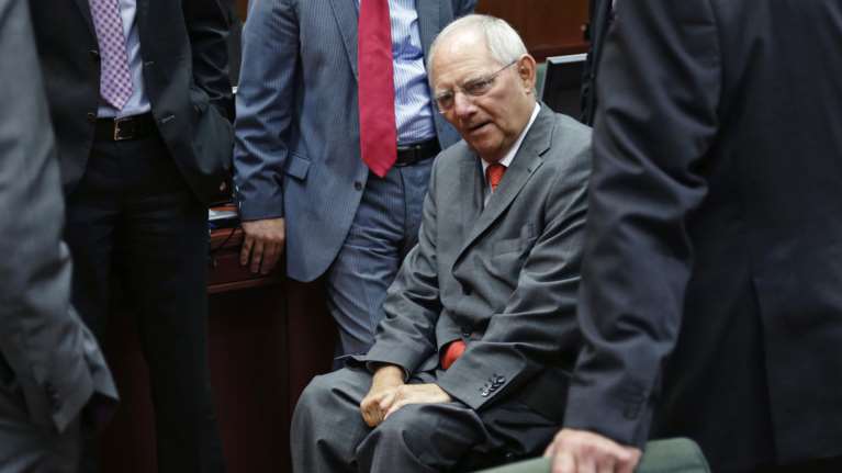 Ο Σόιμπλε το ξεκαθαρίζει: Πρώτα τα μέτρα και μετά το χρέος