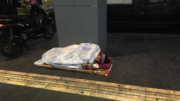 Oι «αόρατοι» άστεγοι της Αθήνας είναι οι αληθινοί survivors