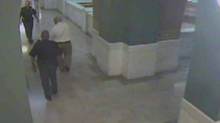 Κατηγορούμενος για βιασμό 10χρονης και τριπλή δολοφονία βουτάει στο κενό