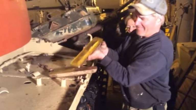 Βρήκαν ραβδους χρυσού σε παλιό ιρακινό τανκ που αγόρασαν από το ebay