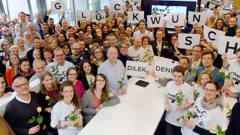 Παντρεύτηκε στη φυλακή ο δημοσιογράφος της Welt - Η ευχή των συναδέλφων του