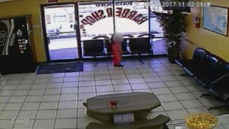 Βίντεο - σοκ: Σφαίρες περνούν ξυστά από 4χρονο κοριτσάκι που παίζει