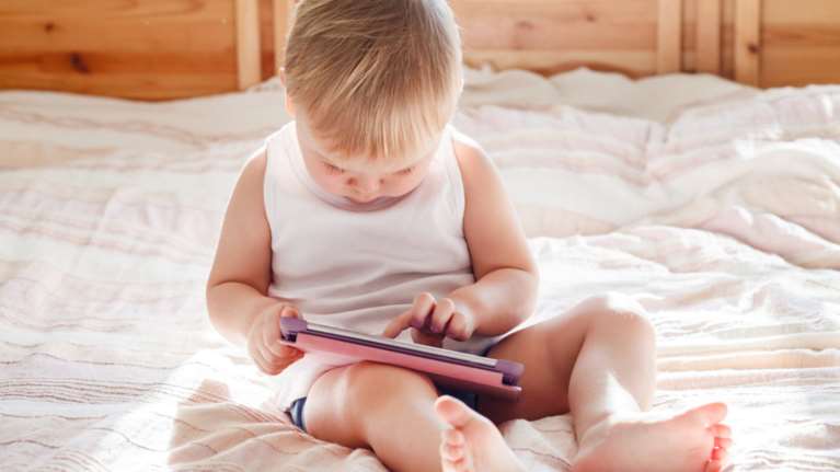 Πως οι οθόνες αφής στο σπίτι &quot;κλέβουν&quot; τον ύπνο των μωρών σας