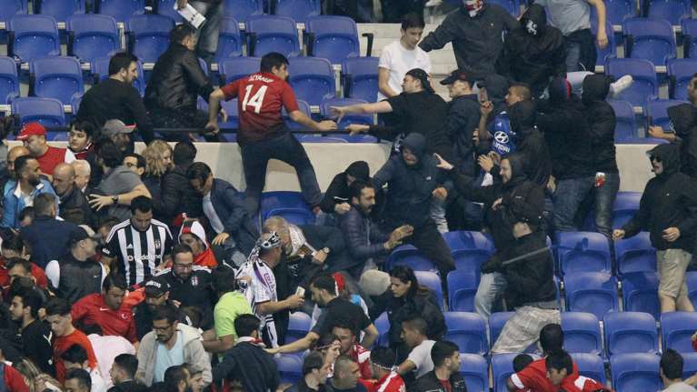 Αγριο ξύλο μεταξύ οπαδών στο ματς Λυών-Μπεσίκτας