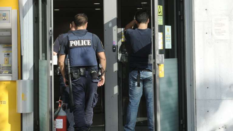 Χαμός σε τράπεζα στη Ρόδο από το λάθος πάτημα του «κουμπιού»