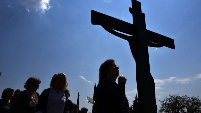 Ρίγη συγκίνησης στη μοναδική Αποκαθήλωση στη Μονή Πεντέλης - φωτό