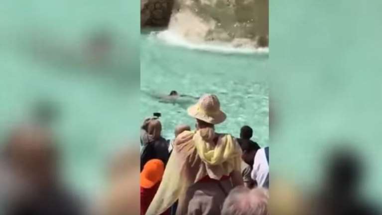 Πέταξε τον εαυτό του...γυμνό στην Φοντάνα ντί Τρέβι  - video -