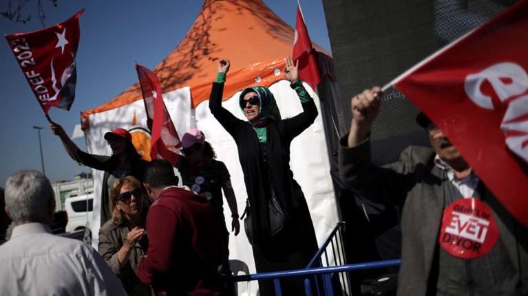 Εβετ ή Χαγίρ: Στις κάλπες σήμερα η Τουρκία για το δημοψήφισμα