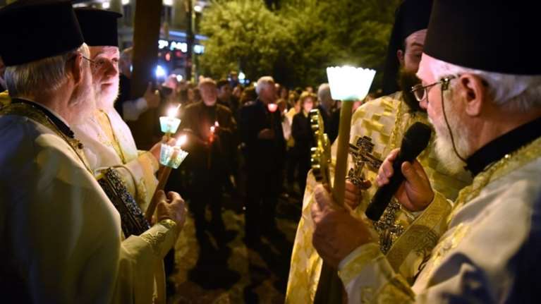 Μαχαίρωσε τον ιερέα επειδή δεν κοινώνησε τον πατέρα του