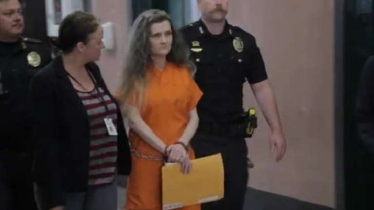 Γιαγιά βασάνιζε την εγγονή της ντυμένη μάγισσα  βίντεο