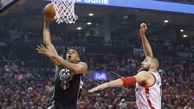 Με τον Αντετοκούνμπο πρωταγωνιστή οι Μπακς νίκησαν στο Τορόντο