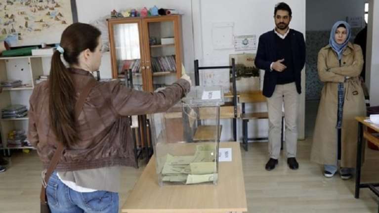 Οι δύο κόσμοι της Τουρκίας συναντώνται πάνω από τις κάλπες φωτό