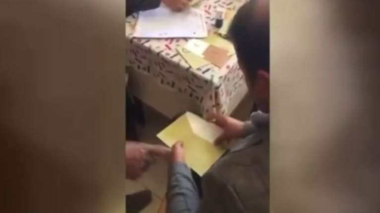 Cumhuriyet: Τέσσερα τέσσερα έριχναν τα ψηφοδέλτια στην κάλπη -Βίντεο