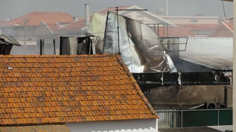 Πέντε νεκροί από πτώση αεροπλάνου σε σούπερμαρκετ