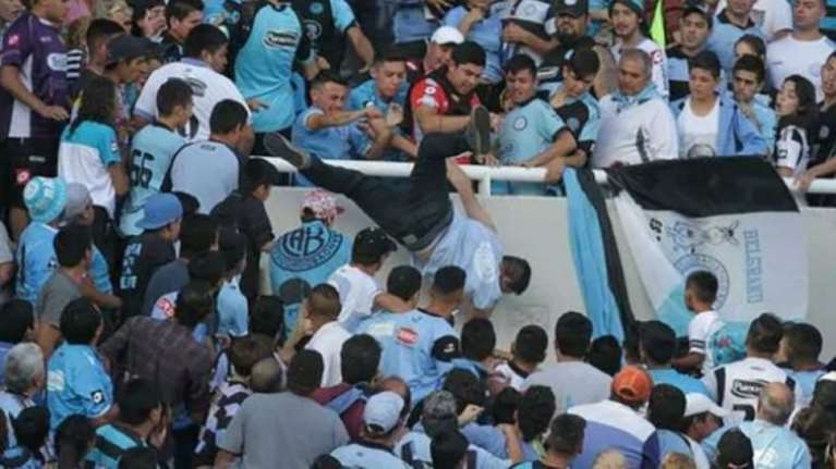 Νεκρός οπαδός της Μπελγράνο, τον πέταξαν από την εξέδρα - video