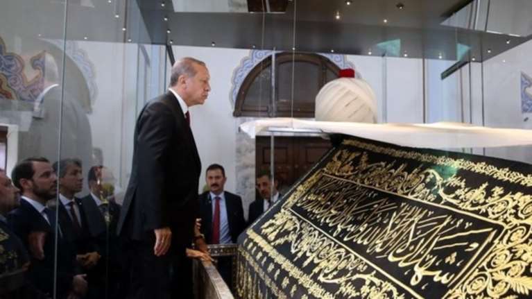 O σουλτάνος Ερντογάν προσκυνάει τον Σουλτάνο Σελίμ στο μαυσωλείο του