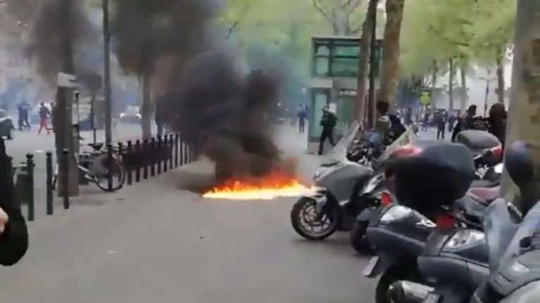 Χημικά και μολότοφ σε συγκέντρωση της Λεπέν στο Παρίσι- Βίντεο