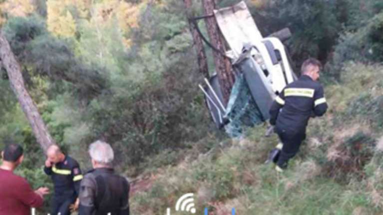 Αυτοκίνητο έπεσε σε γκρεμό κοντά στο Λουτράκι - Τρεις τραυματίες