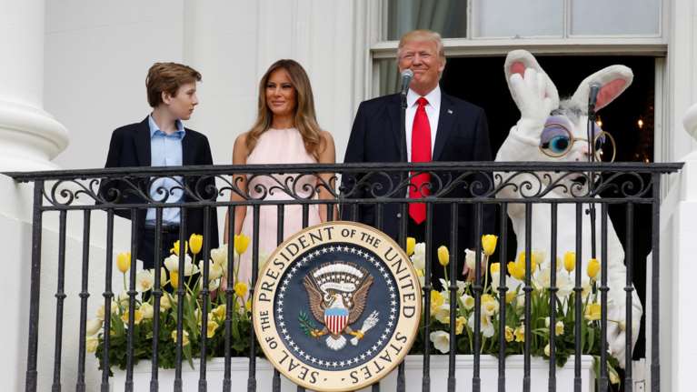 Πώς η Μελάνια έβαλε τον Τραμπ στη θέση του με ένα σκούντηγμα [Βίντεο]