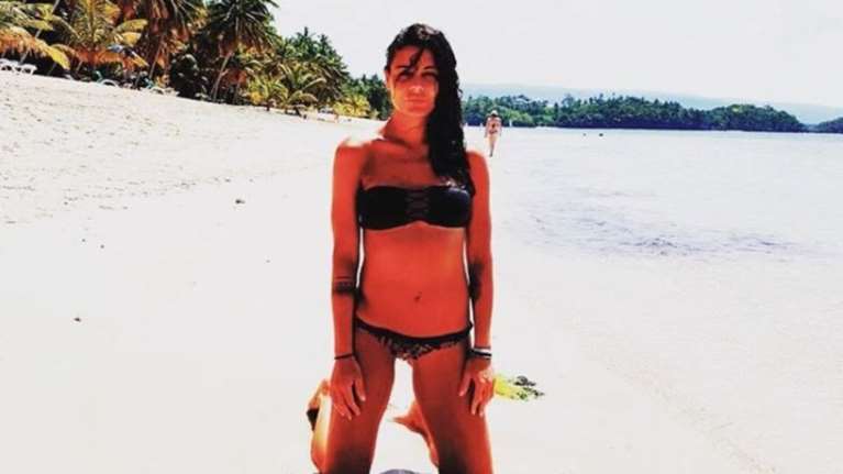 Η Ειρήνη Κολιδά με κόκκινο μαγιό αλά Baywatch σε επαγγελματική φωτογράφηση