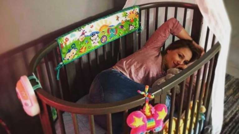 Η Πηνελόπη Αναστασοπούλου θηλάζει την κόρη της και είναι υπερήφανη