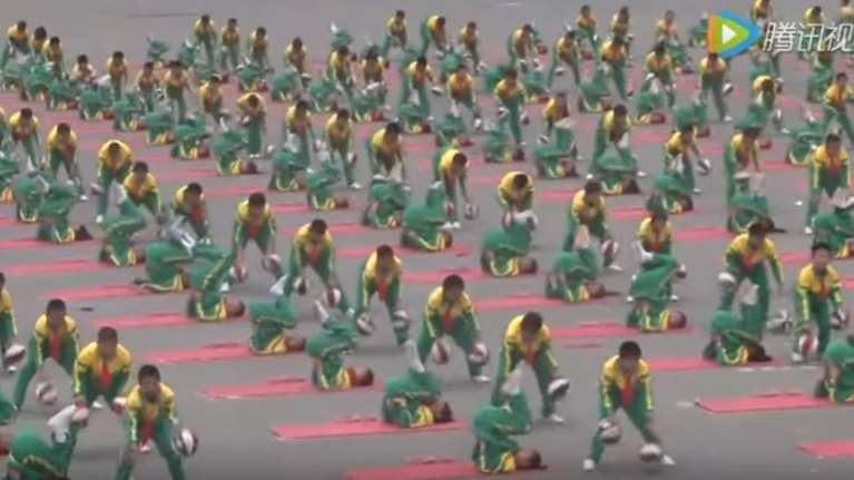 Υπερθέαμα συντονισμού:  yoga και μπάσκετ σε ένα!   βίντεο