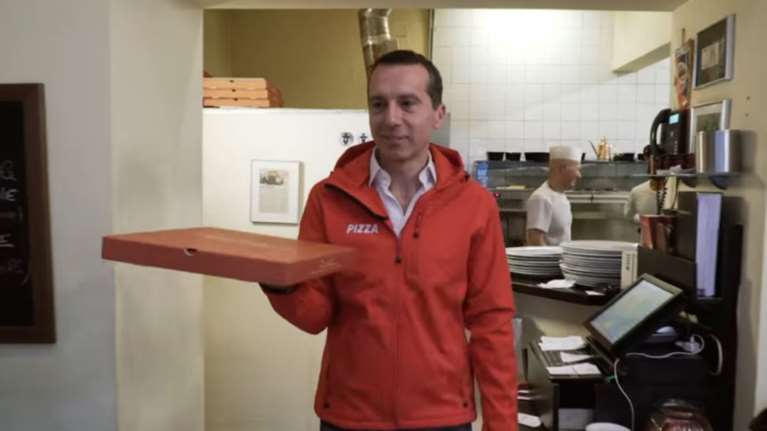 Αυστρία: Ο καγκελάριος Κρίστιαν Κερν έγινε διανομέας πίτσας