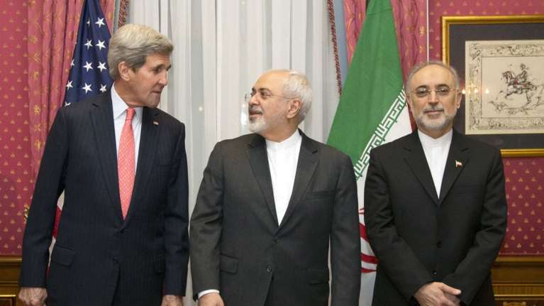 Ο Τραμπ επανεξετάζει την πυρηνική συμφωνία με το Ιράν