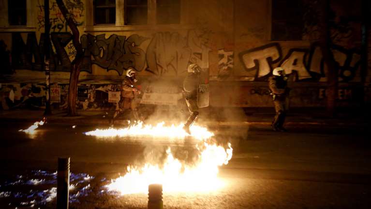 &quot;Πόλεμος&quot; με μολότοφ &amp; πέτρες γύρω από το Πολυτεχνείο