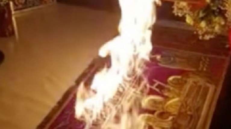 Ο Άνθιμος κάλεσε σε απολογία τον ιερέα που &quot;έκαψε&quot; την Αγία Τράπεζα