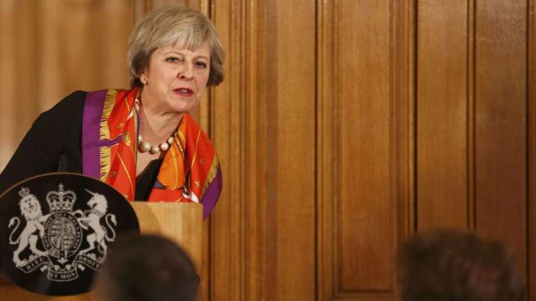 Φρένο στην ελεύθερη μετακίνηση πολιτών της ΕΕ προς τη Βρετανία βάζει η Μέι