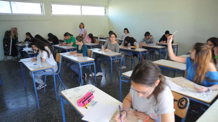 Τι θα ισχύσει για τις επαναληπτικές εξετάσεις στα σχολεία